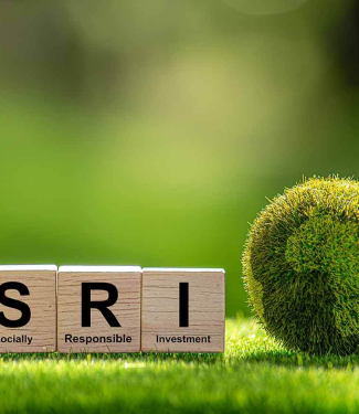 lettres SRI à coté d'une mappemonde en gazon sur de la pelouse et fond de feuillage flou